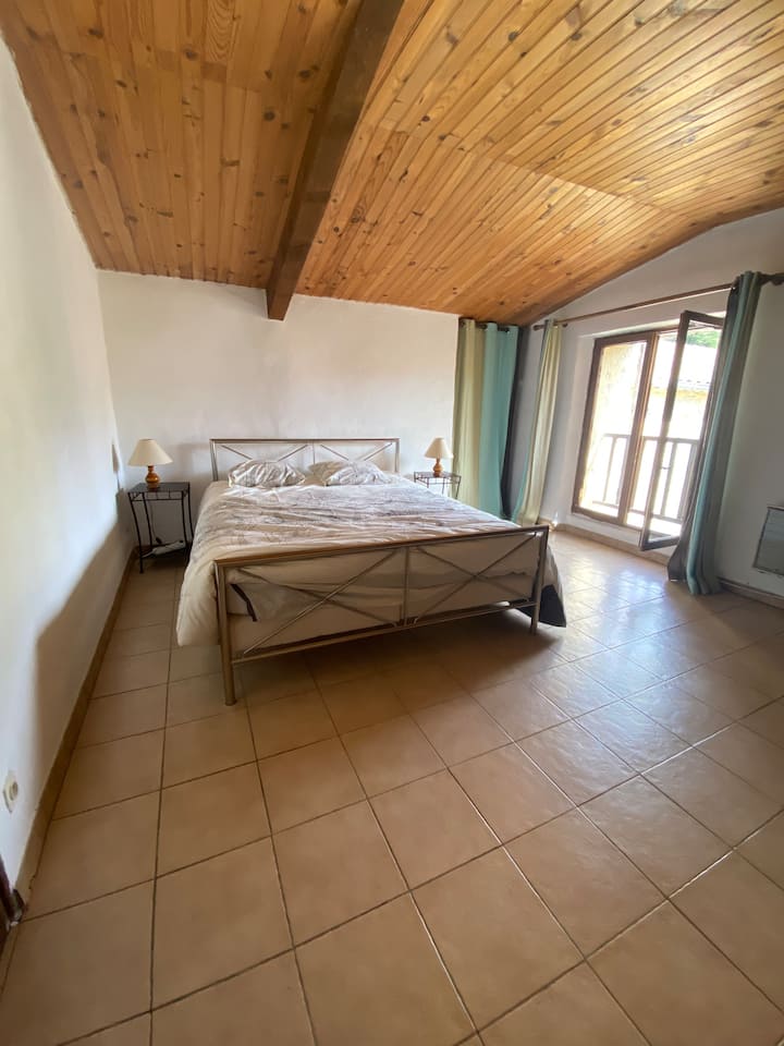 slaapkamer 1 vleugel 2: mastersuite met eigen doucheruimte, queensize bed