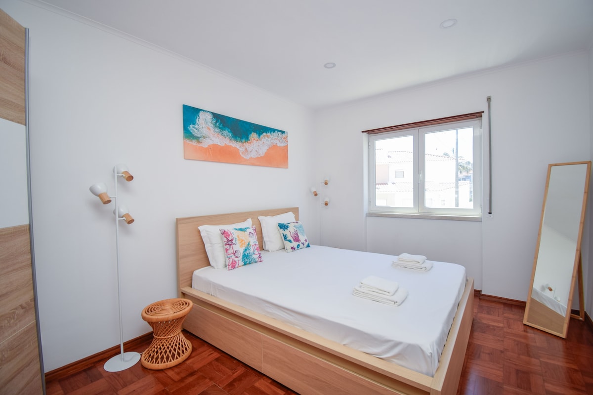 Соба со двоен кревет, идеална за опуштање со приватност и удобност.