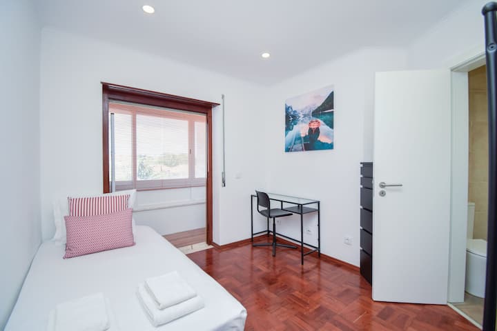 每间客房配备两张单人床，非常适合朋友、儿童或情侣入住。根据房客的需要，床可以拼在一起，形成一张双人床。