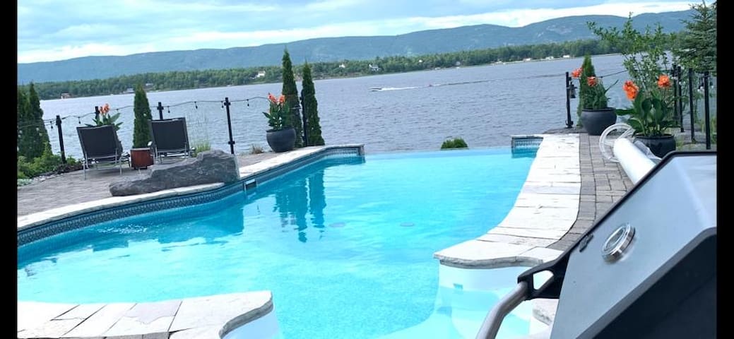 Luxurious waterfront house/cottage on Ottawa river