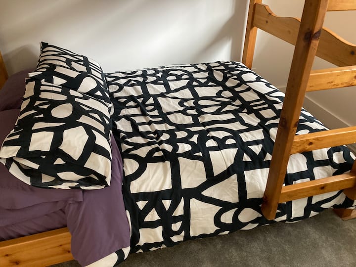 クイーンサイズの二段ベッド。両方のマットレスはクイーンサイズで、上のベッドに入るためのはしごがあります。