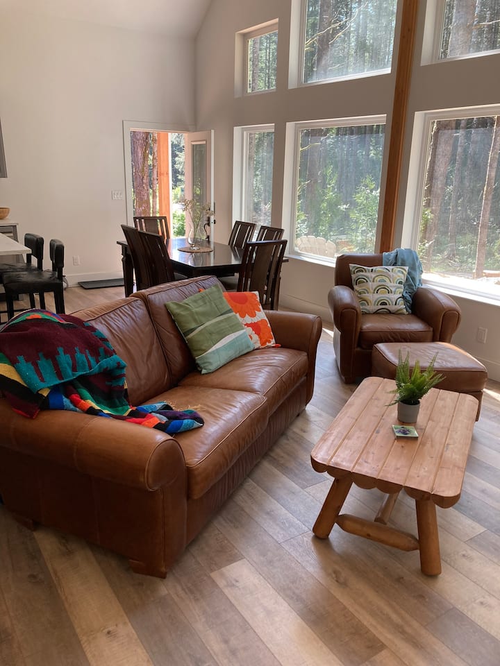 明るいオープンコンセプトのリビング／ダイニングエリア