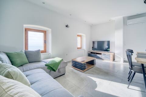 Top Airbnb: Stone House with Sea Horizon View in Poljane