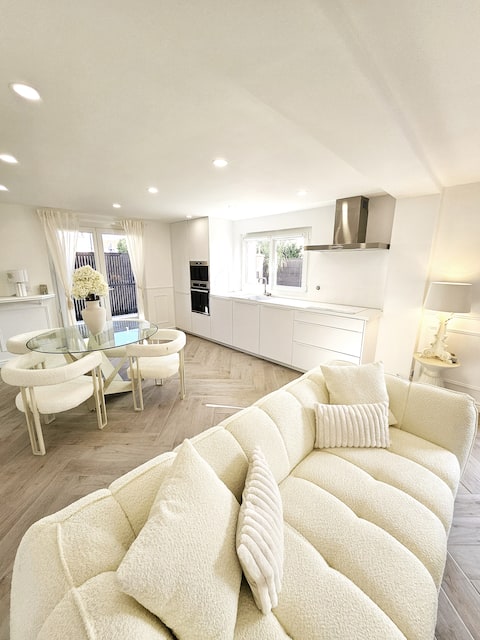 Airbnb performant: Bright apartment, garden, close to sea, parking à Fréjus