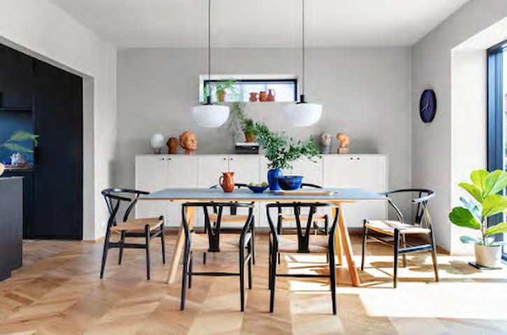 Villa med skøn have tæt på alt