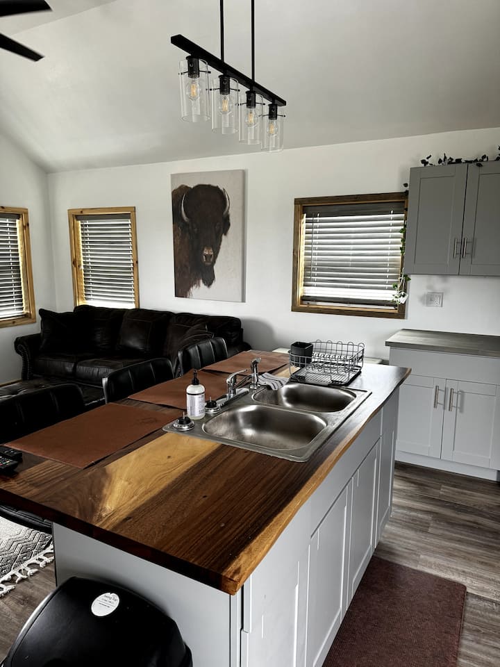 Buffalo Cabin- Luxury, Solitude, Near Glacier Park