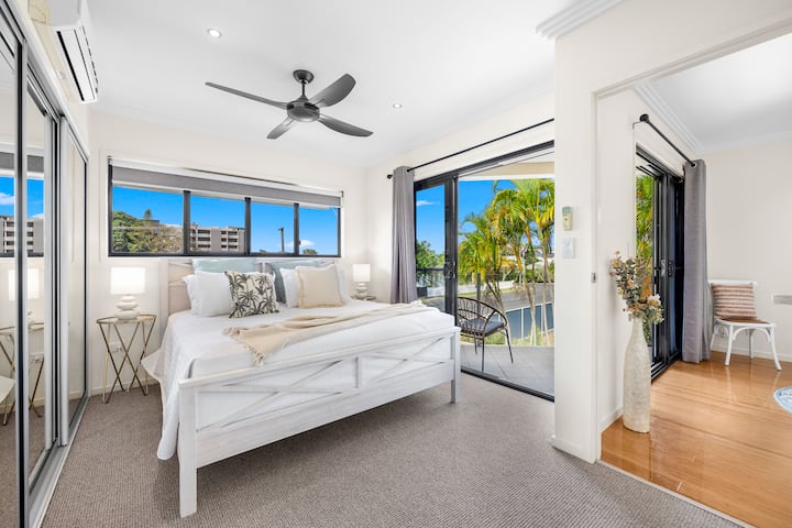 Hlavná spálňa s vlastnou kúpeľňou, vlastným balkónom a osvetlenou kanceláriou/priestorom na jogu alebo meditáciu