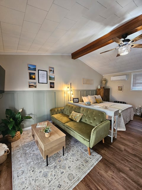 Popular Airbnb listing: The Poppy Seed - Lakefront studio in Hickory