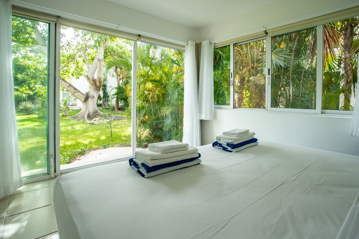 Recámara en la planta baja con vista al jardín