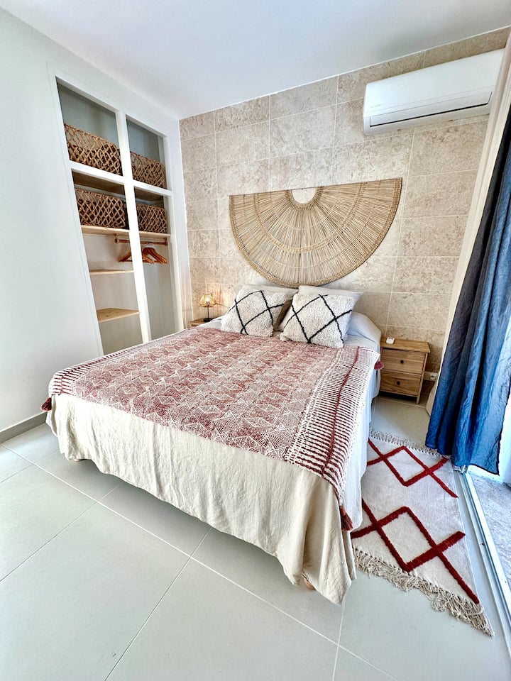 Климатизирана стая със 160-сантиметрово легло