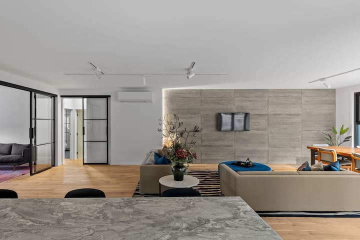 Super-Sized Luxury – Spa, Sauna, Steps to Trails gallery image 4