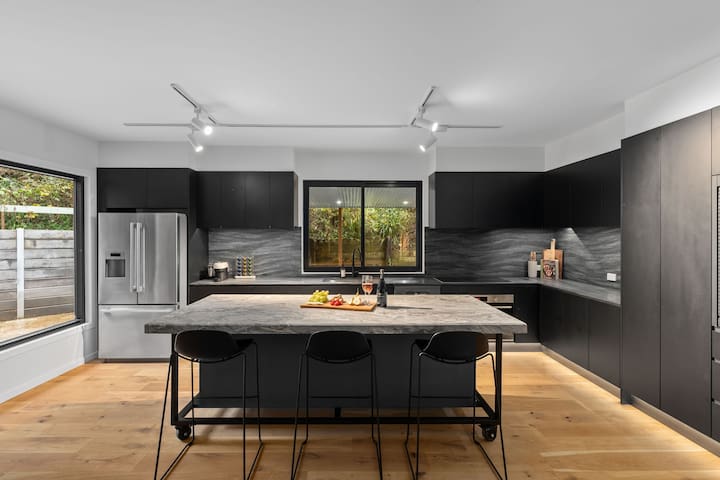 Super-Sized Luxury – Spa, Sauna, Steps to Trails gallery image 3