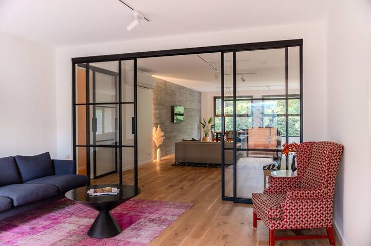 Super-Sized Luxury – Spa, Sauna, Steps to Trails gallery image 5