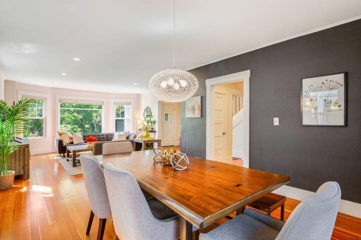 Charming Queen Anne Retreat gallery image 2