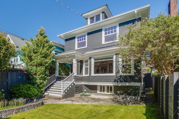 Charming Queen Anne Retreat gallery image 3