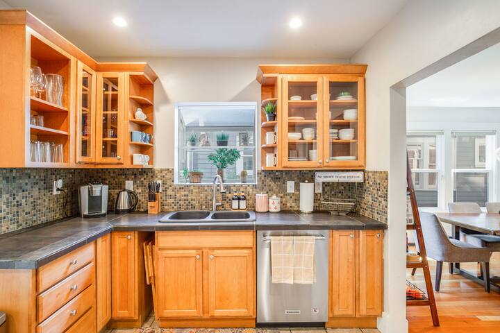 Charming Queen Anne Retreat gallery image 5