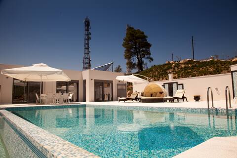 Luxurious villa with great views