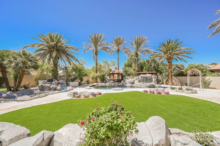 Studding Pool with Waterfalls 6 bedrooms Home