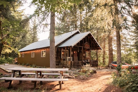 Forested Cabin w/ Vintage Vibes
