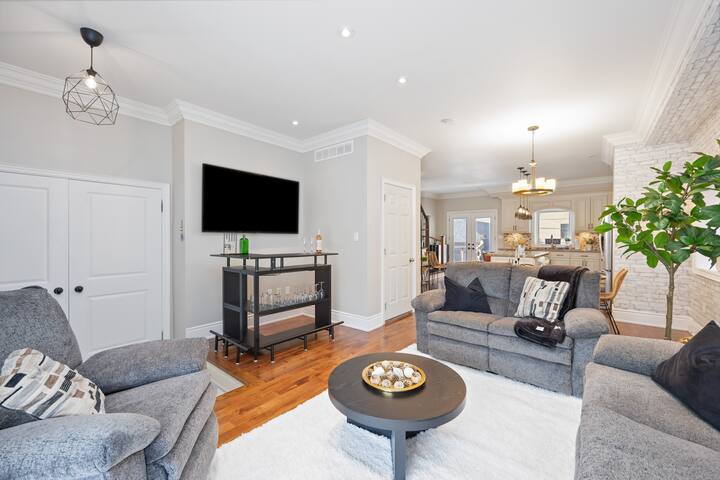 Luxury 5BR | 4 Bath | 10 Min to DT | Free Parking gallery image 5