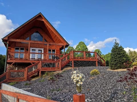 New Cabin with Amazing Views!