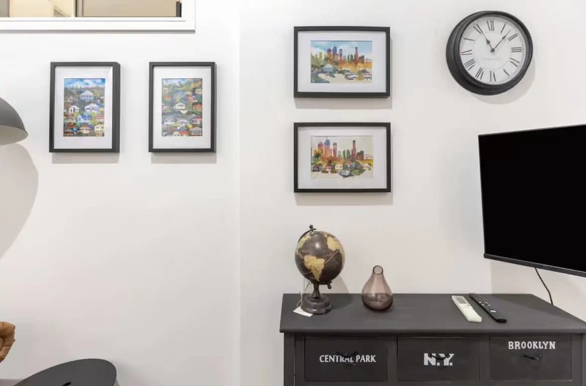 Top Airbnb: High Ceiling 2BR in City with brand new AC in Spring Hill