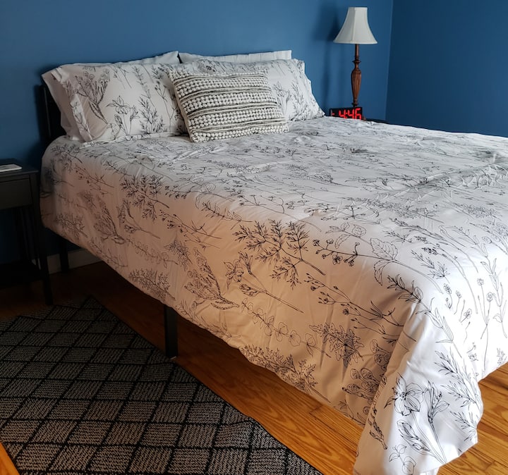 Lit queen. Table de nuit avec ports USB. Beaucoup d'espace dans le placard et la commode. Réveil pour ne pas manquer un événement anticipé.
