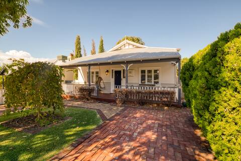 Cafe Strip Home | Alfresco | 3BR
