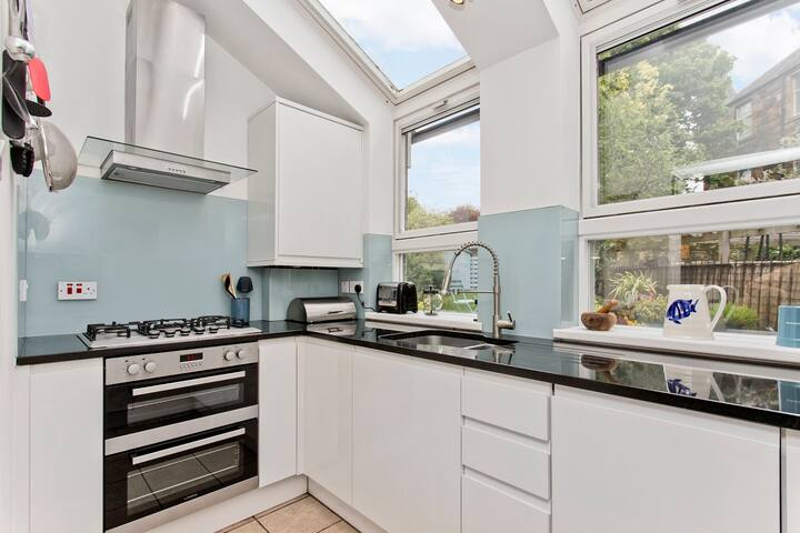 Stylish Murrayfield sanctuary gallery image 3