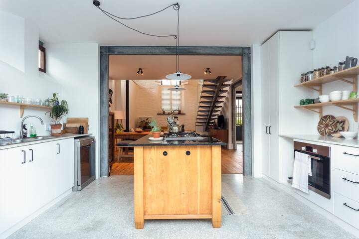 A Gorgeous Seaside Retreat in Kalk Bay, Cape Town. gallery image 2