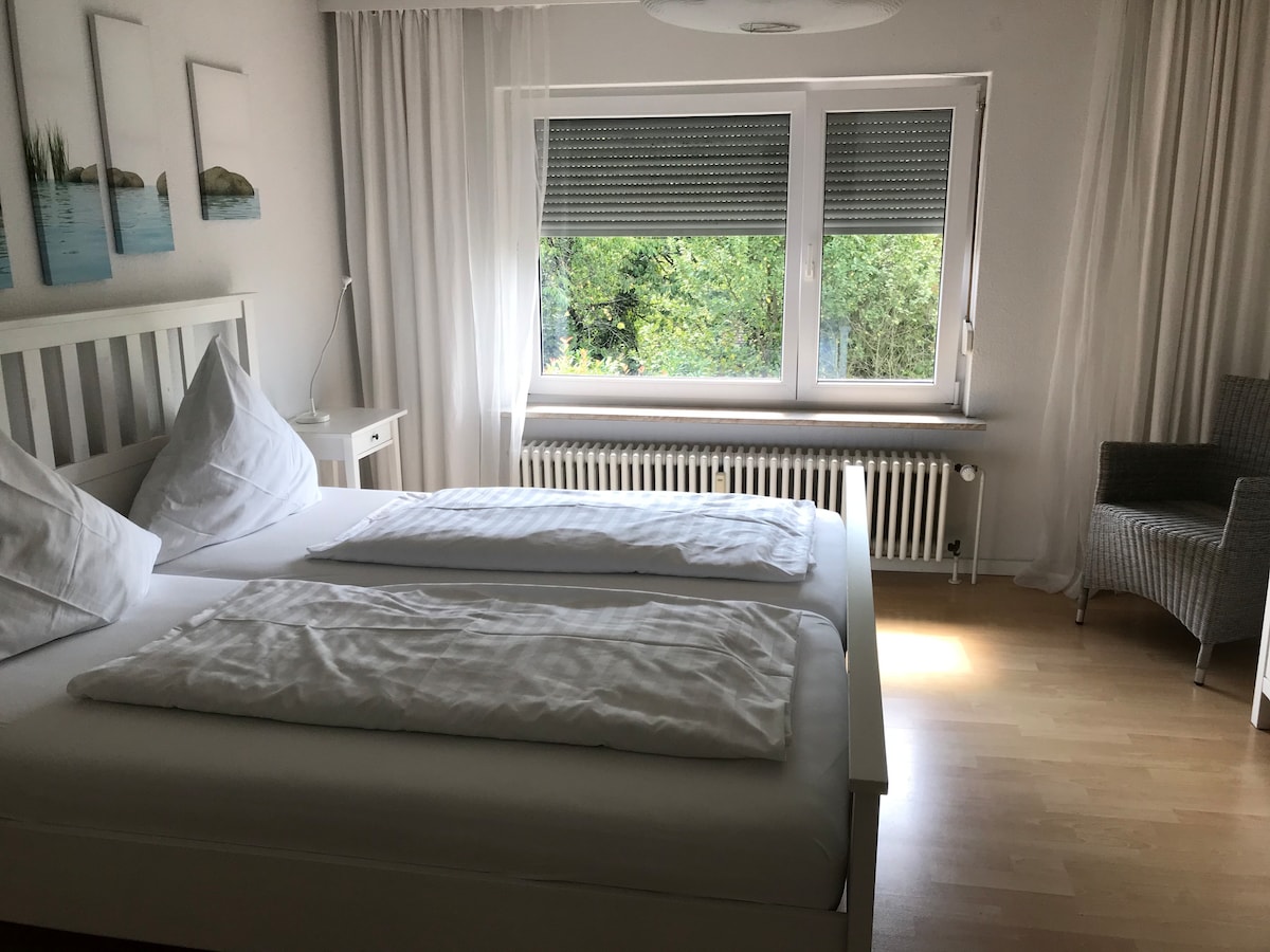 Schlafzimmer 1 mit Blick in den Garten.