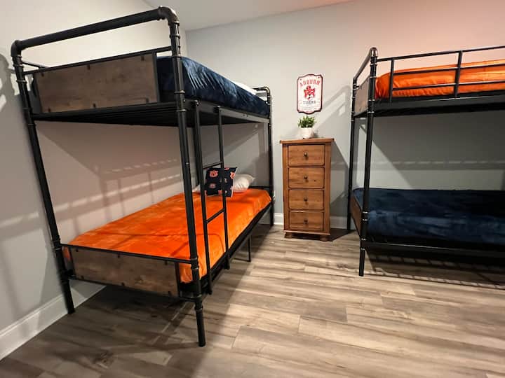 Ბონუს ოთახი - მდებარეობს მეორე სართულზე ორსართულიანი საწოლის ორი კომპლექტითა და სათავსოთი.  Უსაფრთხოება კედელზეა მიმაგრებული.  Ზედა ორსართულიან საცხოვრებელში წონის ლიმიტია 300 ფუნტი, ხოლო ქვედა ნაწილში - 400 ფუნტი.