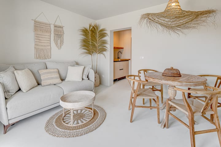 Дневна соба со трпезарија
Дневен и трпезариски простор