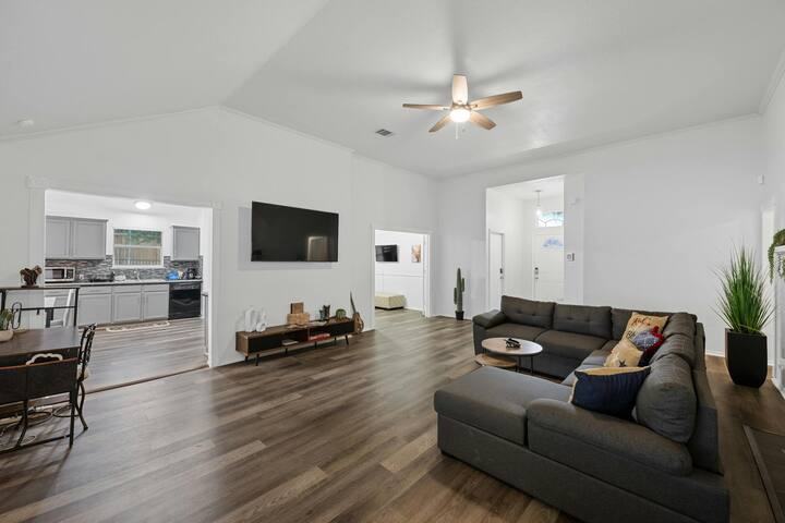 Spacious Howdy House/Mins Dtwn & Airport-Sleeps 11