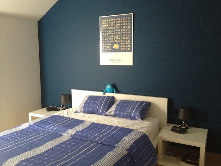 Letto di1m60, camera comunicante con un bagno privato (cabina doccia, ampio lavandino, WC)