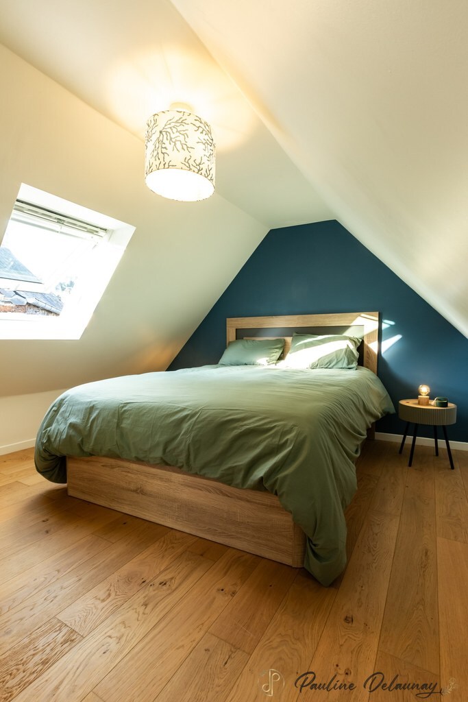 غرفة نوم رئيسية مشرقة، فيلوكس إسقاط كبير (ستارة تعتيم) على اليسار مع إطلالة على البحر ومقبرة بحرية، مقابل إطلالة رومانية وريف. أغطية سرير فاخرة ومجموعة (سيلفي ثيريز قطن بيركال). حجم كبير، مرتبة قوس قزح (28 سم).