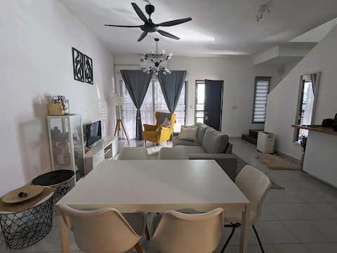 Homestay Courtyard, Mahkota City