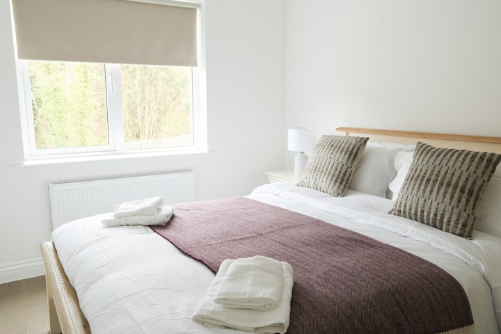 Otra foto del dormitorio 2 que cuenta con una cómoda cama tamaño king, ideal para noches de descanso. Ten en cuenta que todos los dormitorios están ubicados en el primer piso para mayor privacidad y tranquilidad.