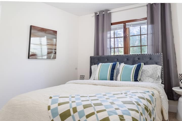 Opustite se u privlačnoj spavaćoj sobi s udobnim bračnim krevetom i pogledom koji oduzima dah. Probudite se uz zadivljujući krajolik ispred svog prozora. Ovaj šarmantni prostor savršen je za opuštanje i uživanje u ljepoti svog okruženja.