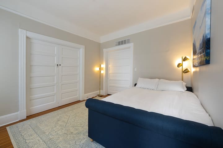 Questa camera si trova appena fuori dal Salotto 1 e dispone di un divano letto matrimoniale con letto a scomparsa. La stanza ha porte a scomparsa per la privacy, ma non bloccano completamente il rumore del soggiorno. 