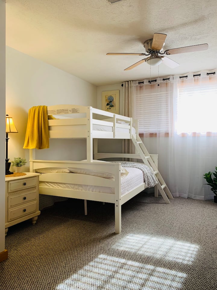 Chini - Kitanda cha chini chenye ukubwa kamili na kitanda cha juu cha mapacha