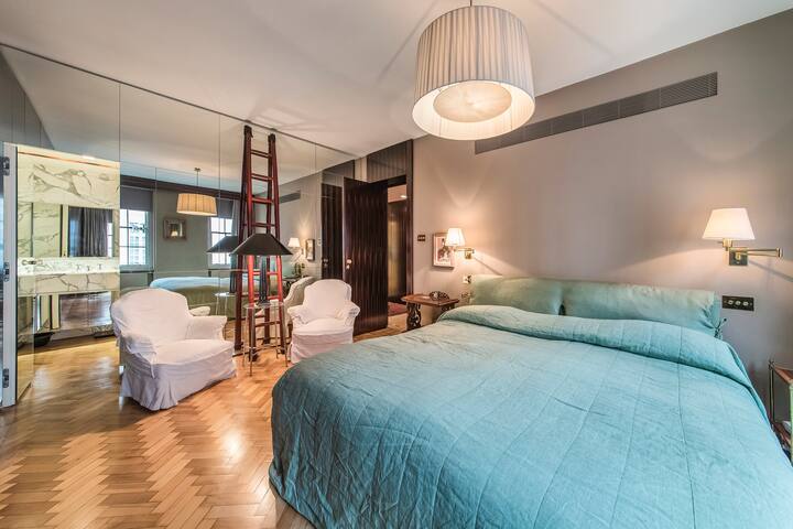 Luxurious Mayfair 3 Bedroom Apartment gallery image 5