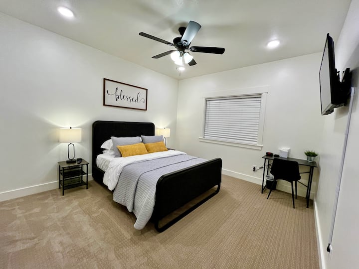 חדר השינה כולל מיטת קווין סייז, שולחן כתיבה, כיסא, שידות לילה, מנורות, שעון מעורר וטלוויזיה. 