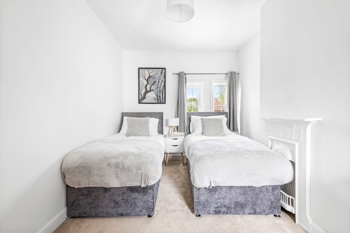 Svestrana spavaća soba: birajte između super bračnog kreveta ili dva kreveta za jednu osobu s našom najkvalitetnijom posteljinom i madracima kako biste osigurali ugodno iskustvo i miran san.

Obavijestite nas o svojim željama prilikom ugovaranja rezervacije!