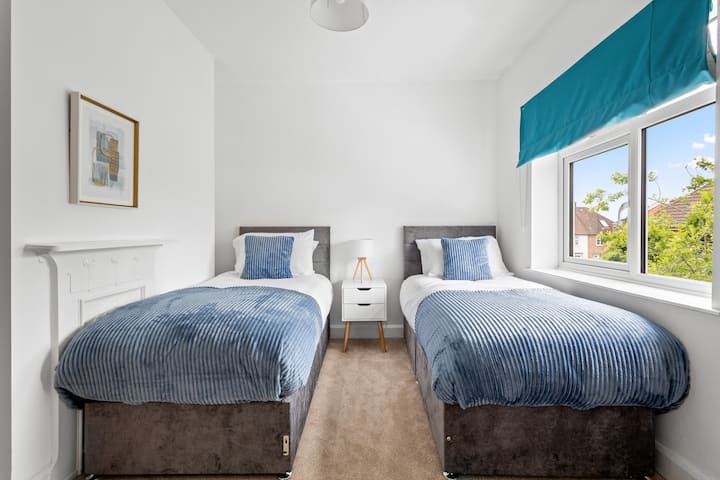 Svestrana spavaća soba: birajte između super bračnog kreveta ili dva kreveta za jednu osobu s našom najkvalitetnijom posteljinom i madracima kako biste osigurali ugodno iskustvo i miran san.

Obavijestite nas o svojim željama prilikom ugovaranja rezervacije!