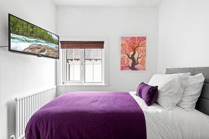 Udobna soba opremljena televizorom i prostorom za odlaganje, krevetom za jednu osobu s našom najkvalitetnijom posteljinom i madracima kako bi se osiguralo ugodno iskustvo i miran san.