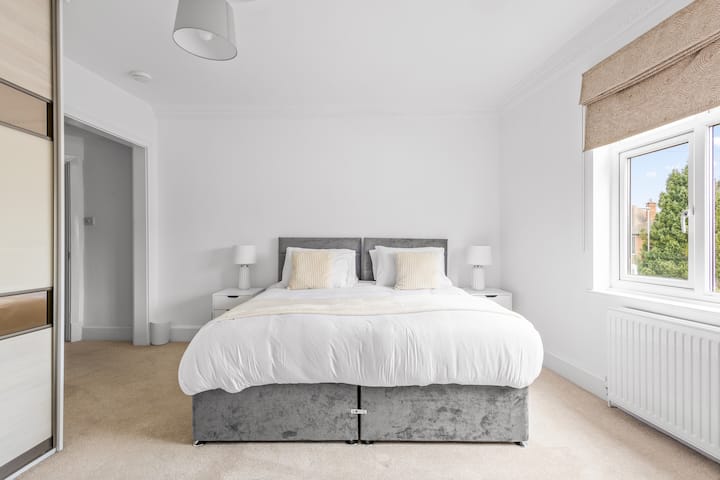 Luksuzna glavna spavaća soba na katu sa spojenom kupaonicom za vašu maksimalnu udobnost i privatnost. 