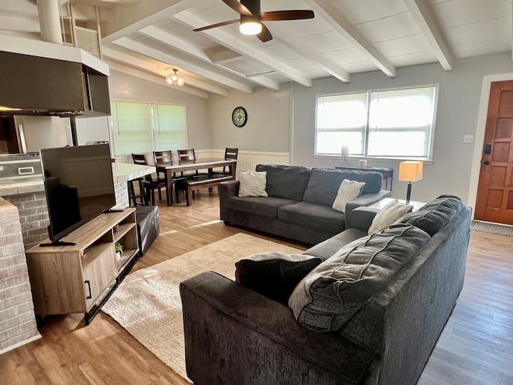 Mhk's Charming Central Getaway - Tuttle Creek Lake, KS