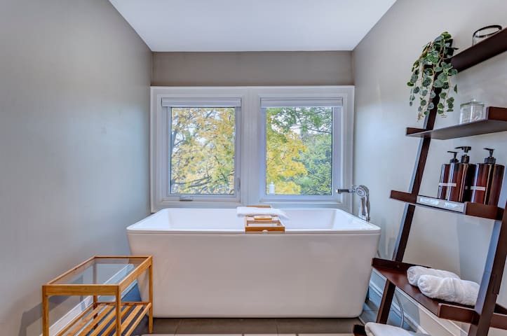 Victorian 2-Story Loft w/ 2 Beds High Ceiling gallery image 3