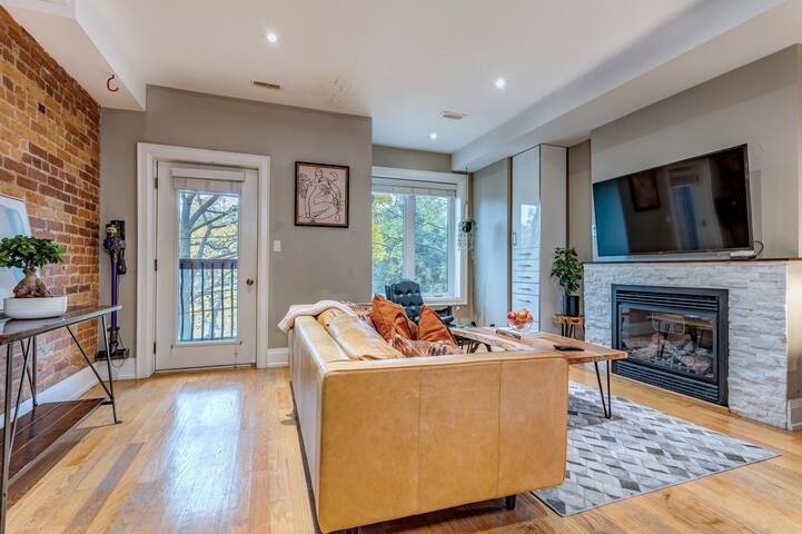 Victorian 2-Story Loft w/ 2 Beds High Ceiling gallery image 2